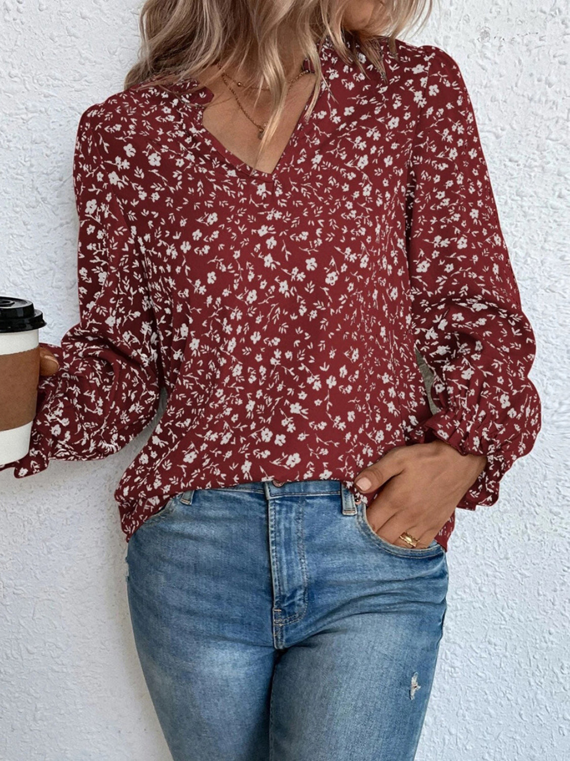 Valeria - Elegante blusa floral de manga larga con volante y cuello de muesca