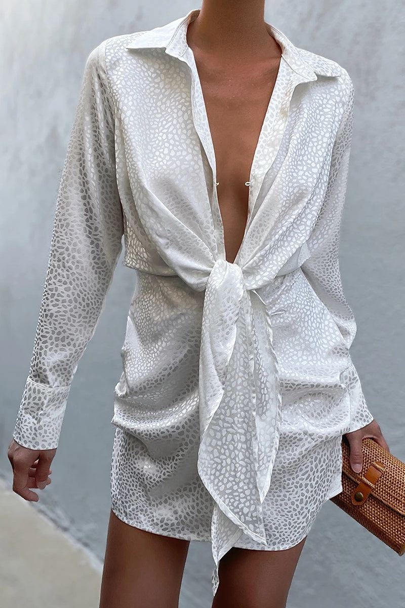 Zephyra - Elegante minivestido de leopardo con cuello vuelto y profundo escote en pico