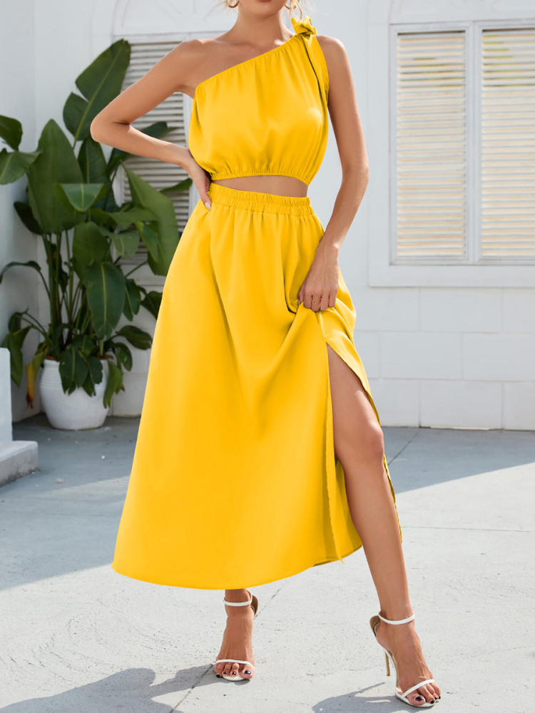 Zinnia - Elegante conjunto de crop top con un hombro fruncido y falda con aberturas