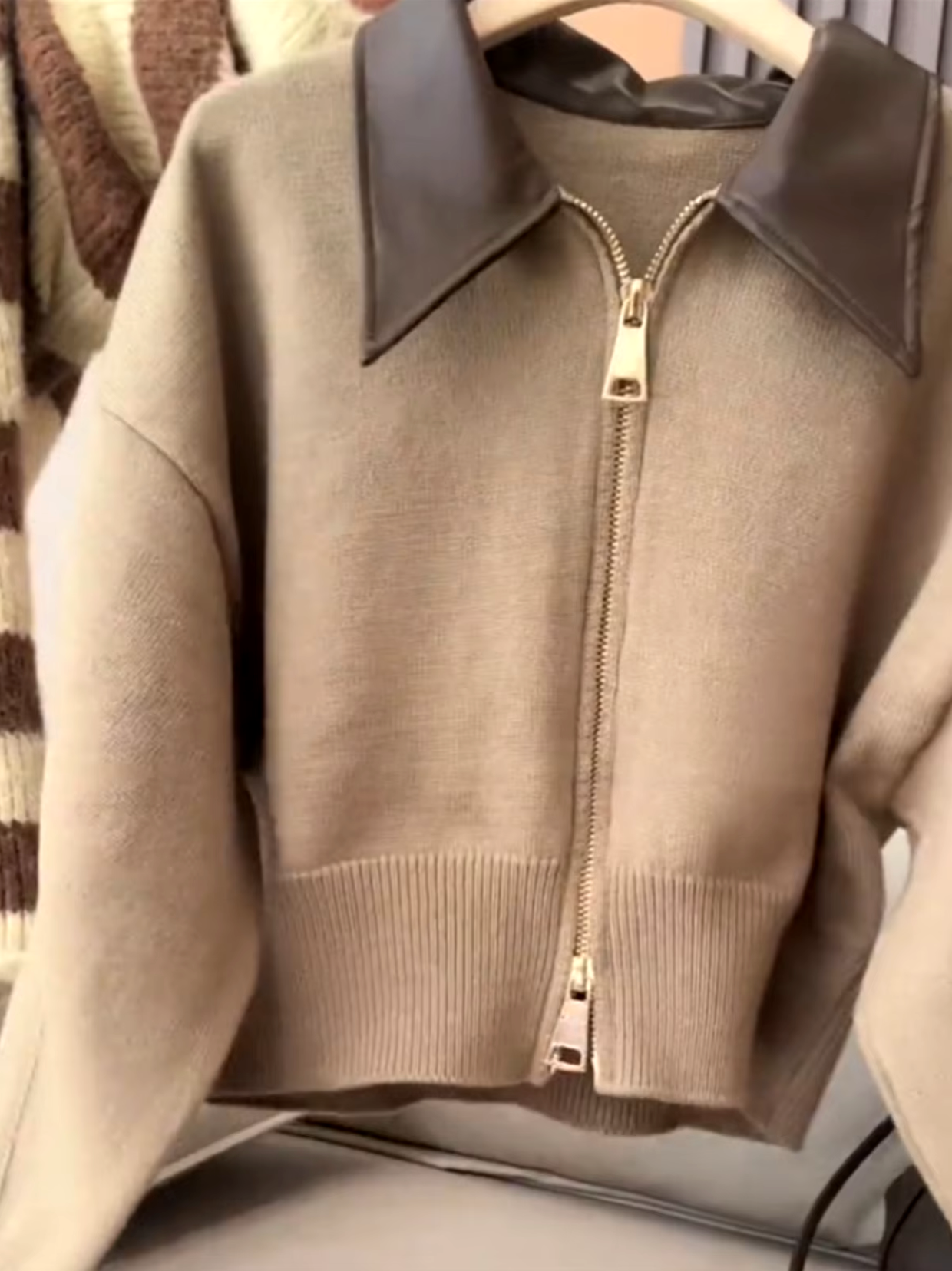 Valentina – Cárdigan con cuello de piel