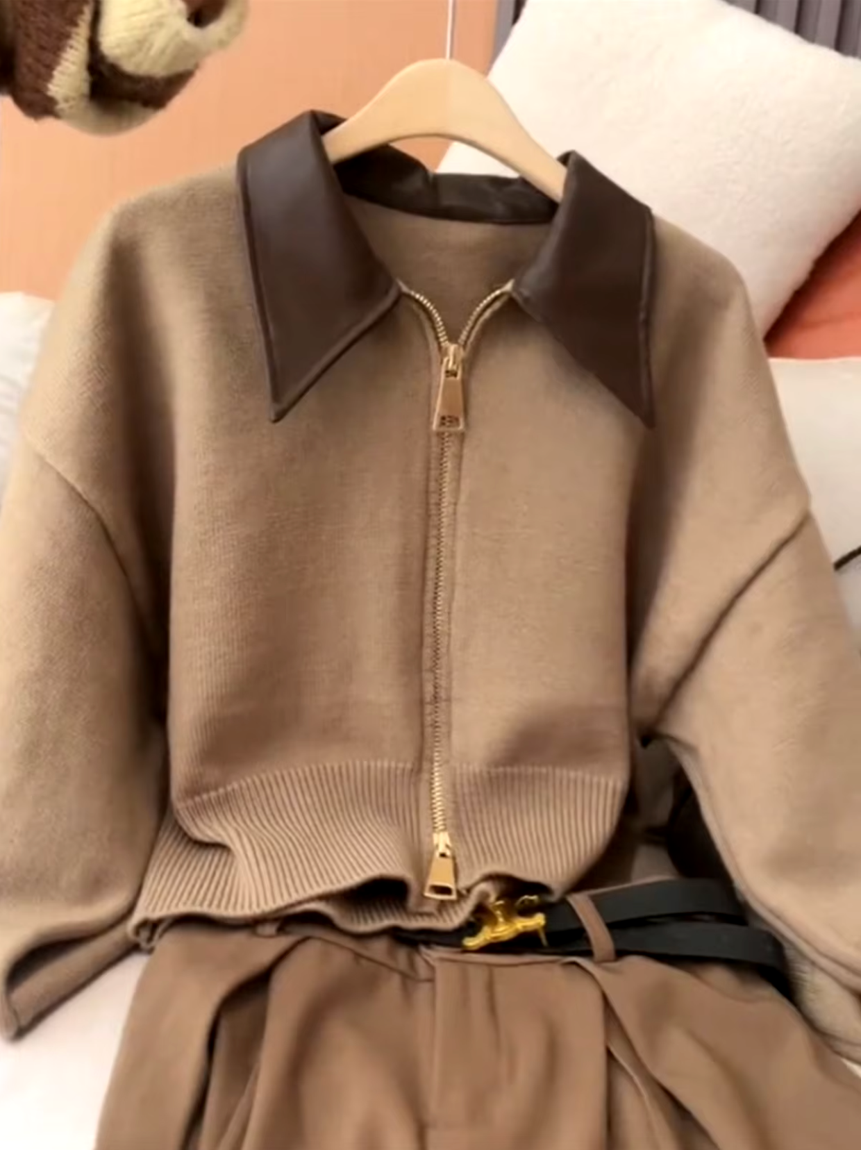 Valentina – Cárdigan con cuello de piel