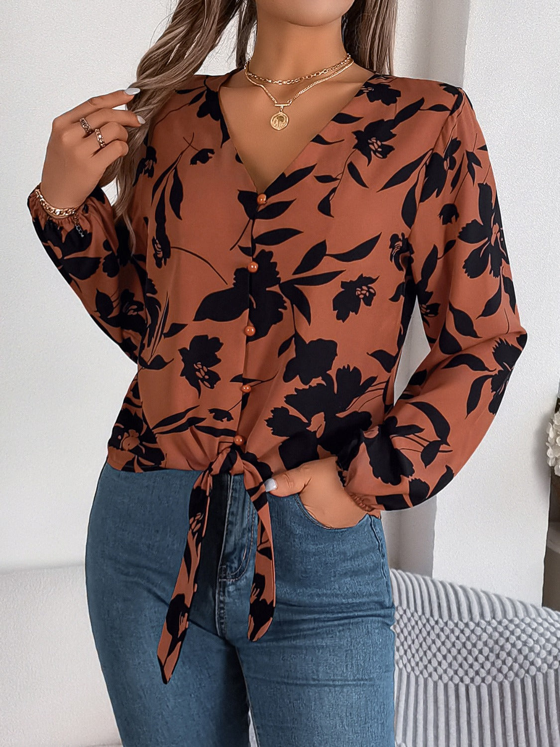 Victoria - Elegante blusa estampada con cuello de pico y manga larga